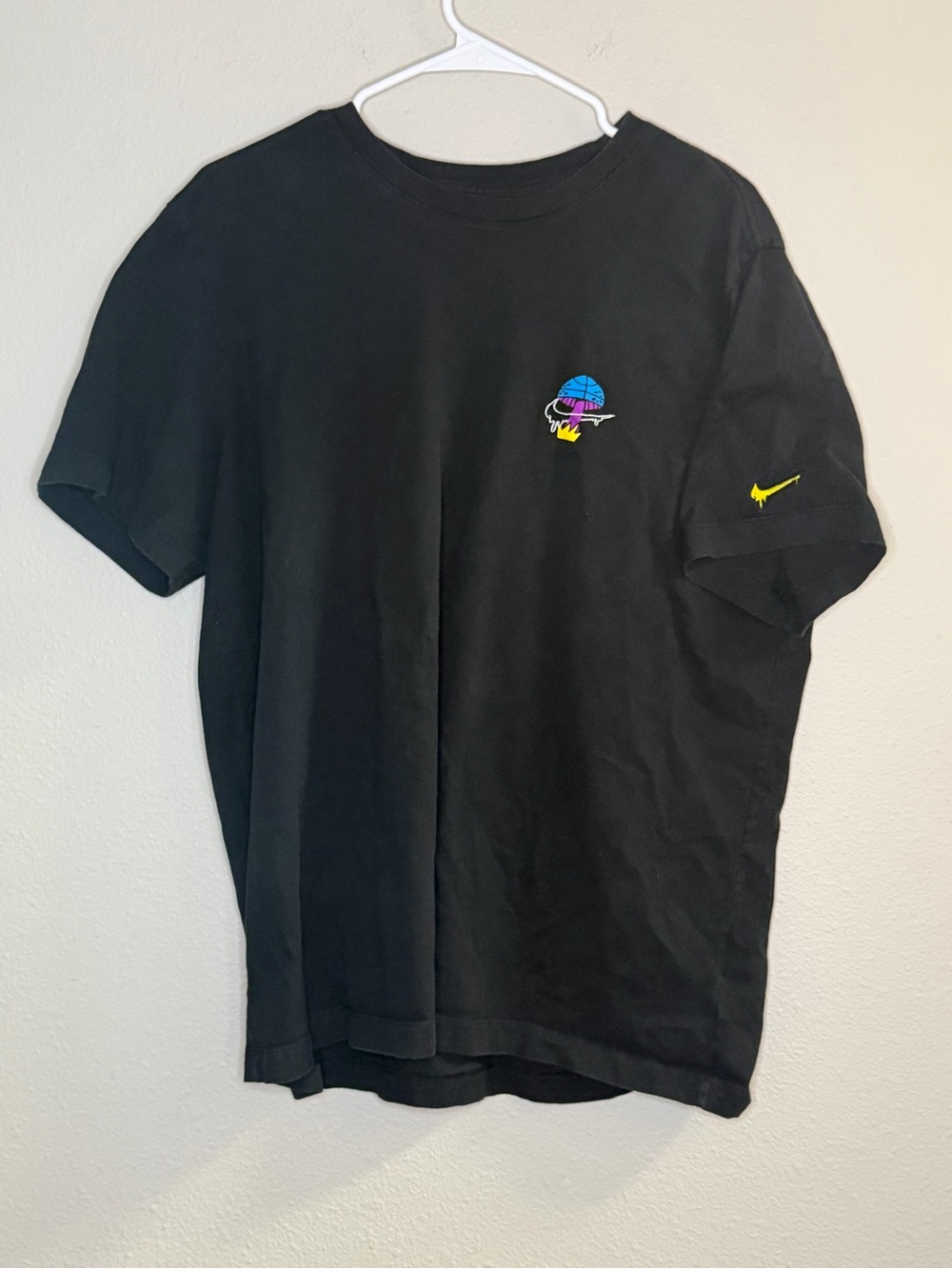 The Nike Tee Peace Love Basketball Embroidered T-Shirt XL Streetwear